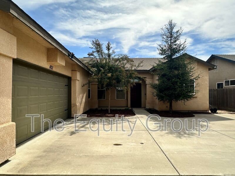 Farmersville House: 421 W. Trinta St