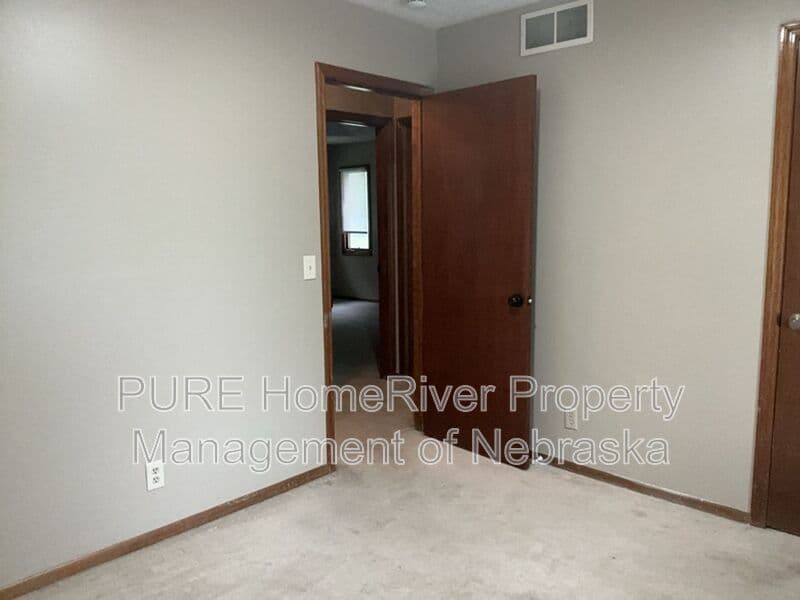 Ralston House: 6723 Woodbine Cir