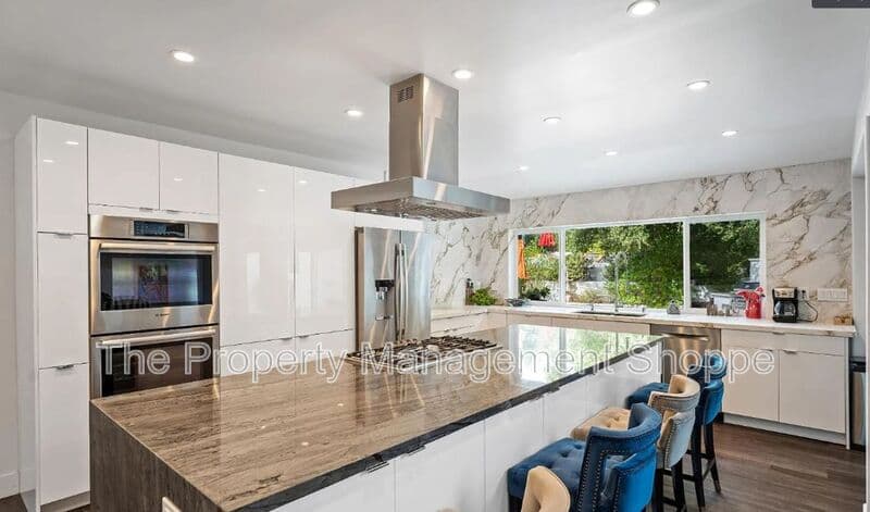 Ojai House: 820 Foothill Lane