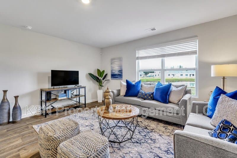 Bloomingdale House: 224 Skylark Rd