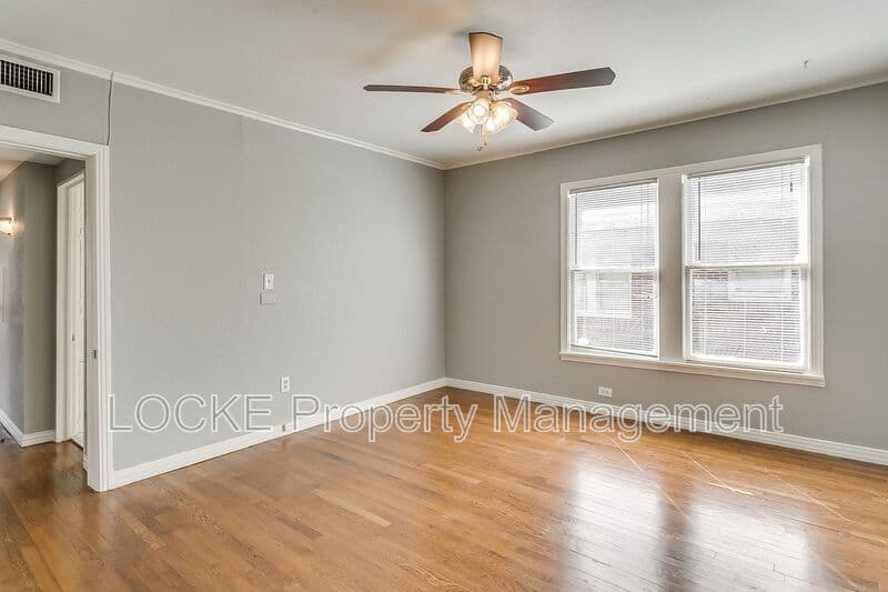 Fort Worth House: 3204 Rogers Avenue