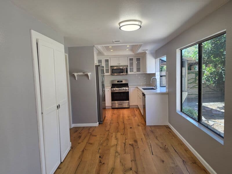 Irvine House: 25 Lucero West