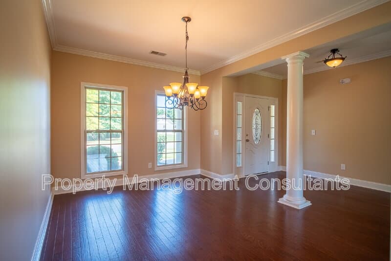Madison House: 178 Sarah Jane Dr