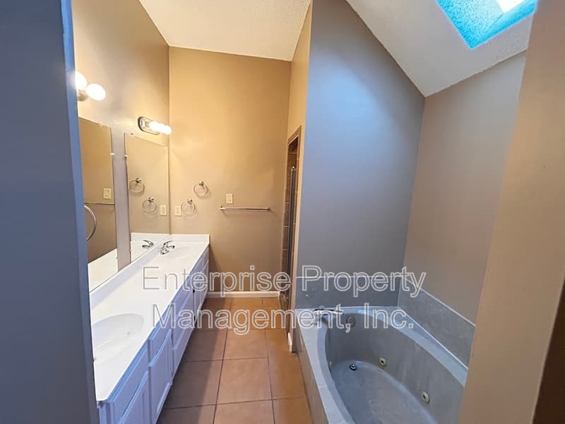 Cordova House: 7828 Bland Lane