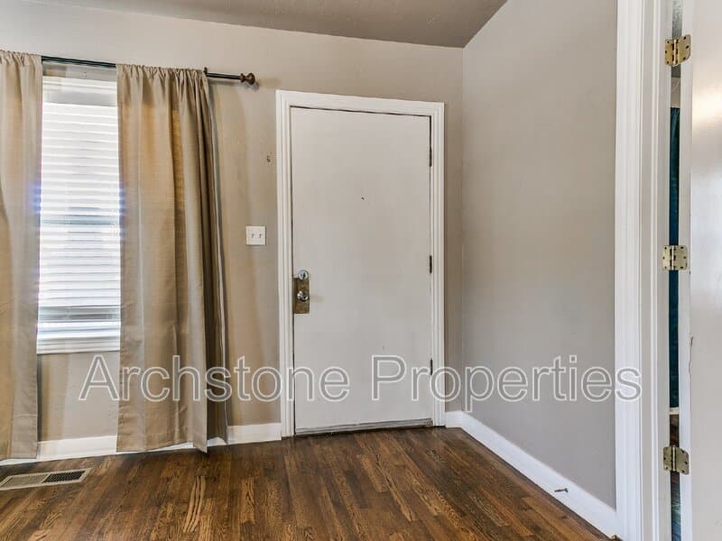 Edmond House: 202 E 3rd St