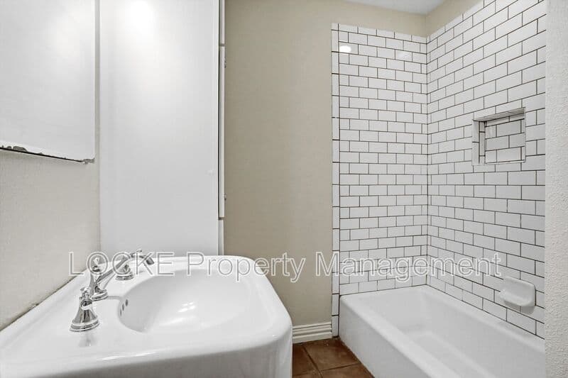 Fort Worth House: 3528 Rogers Ave