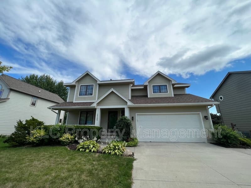 Clive House: 15104 Hawthorn Drive