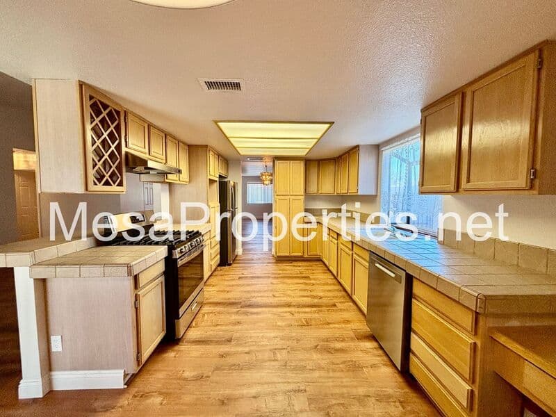 Victorville House: 13520 Oakmont Dr