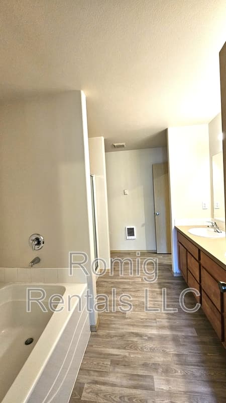Vancouver House: 4484 Northeast Nicholson Loop