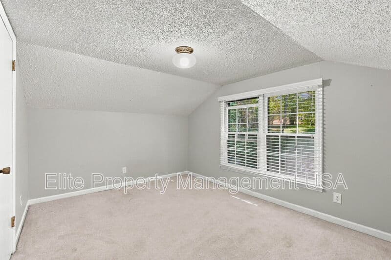 Gainesville House: 1028 Holly Drive