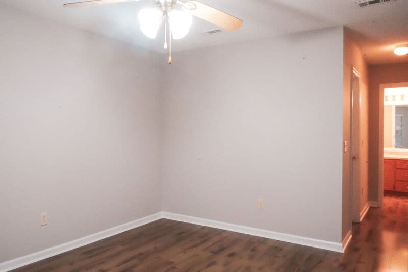 Midway House: 438 Edgewater Dr