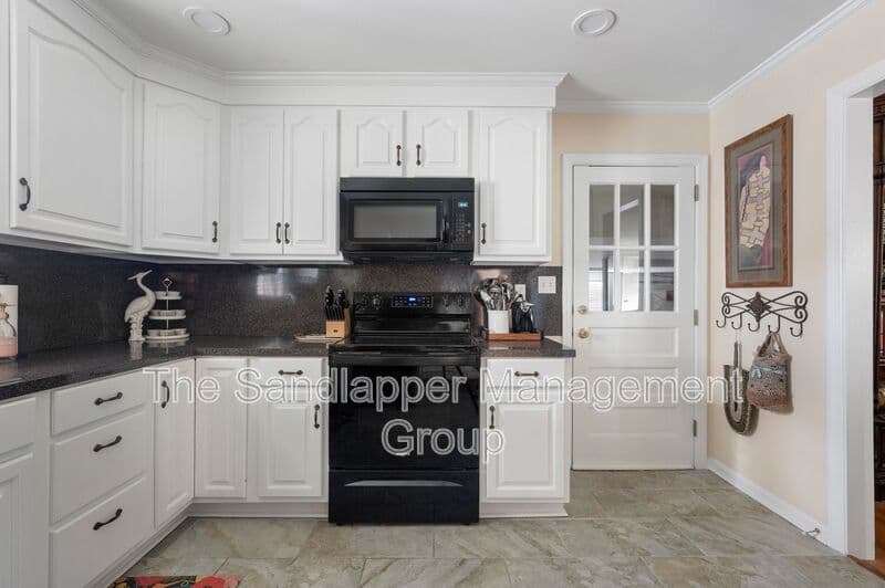 Charleston House: 1652 Boone Hall Drive