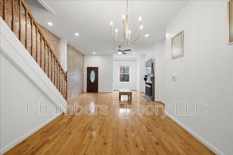 Washington House: 1630 6Th St NW