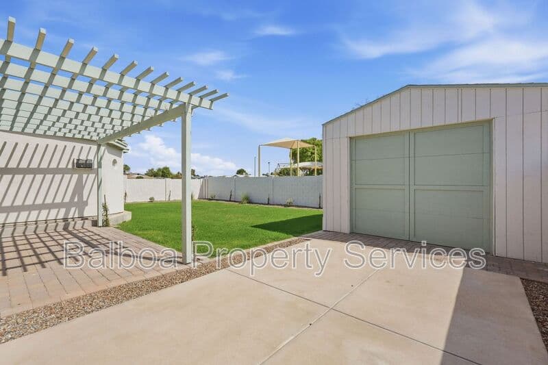 Gilbert House: 1 N Cottonwood Dr