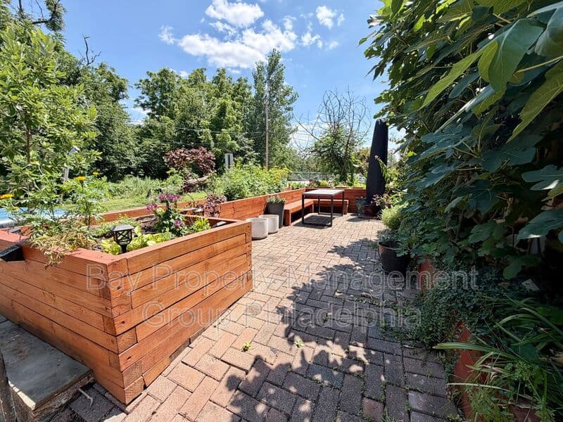 Upper Darby House: 216 Glencoe Rd