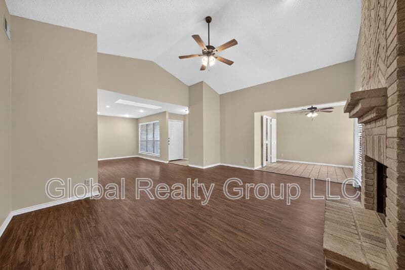 Universal City House: 118 Golden Way