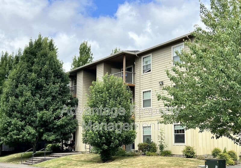 Monmouth House: 501 N Catron Place