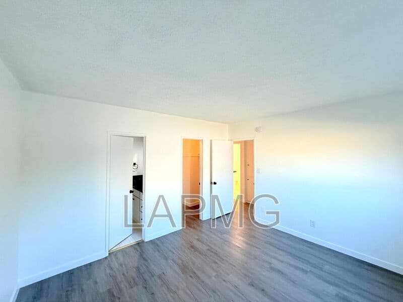 Los Angeles House: 1426 South Point View