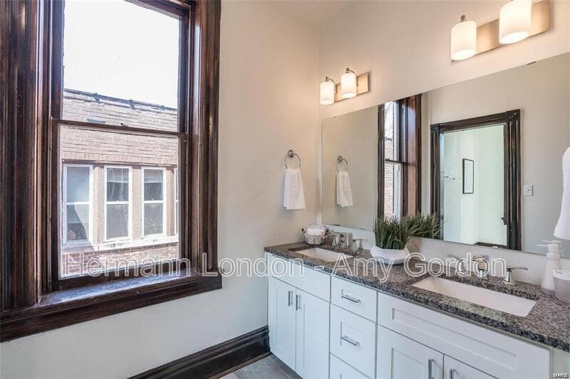 Saint Louis House: 3922 Castleman Avenue,