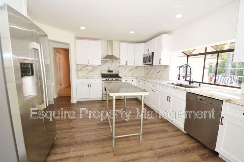 MOORPARK House: 10779 CITRUS DR