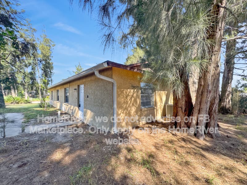 Bradenton House: 903 63rd Ave W