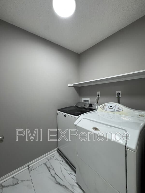 Silver Spring Condo: 2607 Camelback Ln