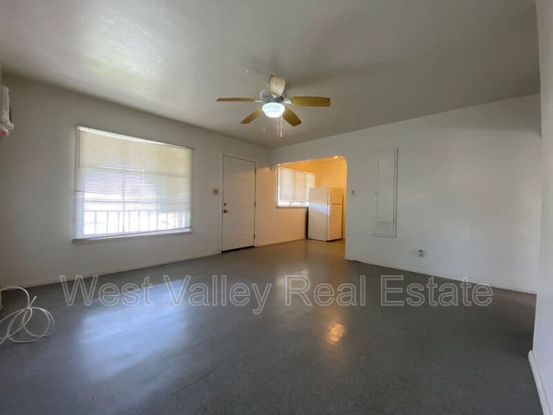 Taft Condo: 155 1/2 North