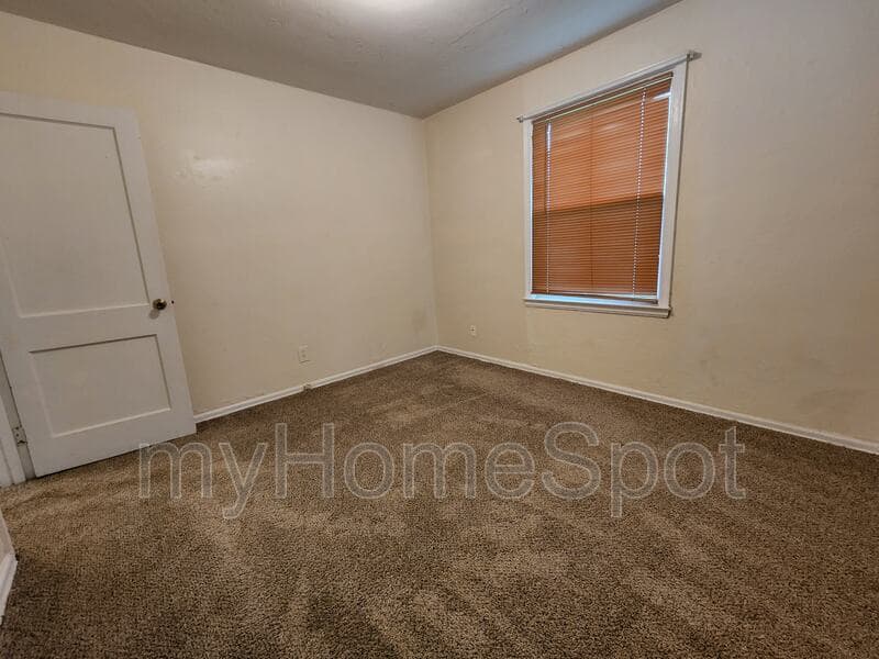 Pensacola House: 109 NW Gilliland Rd