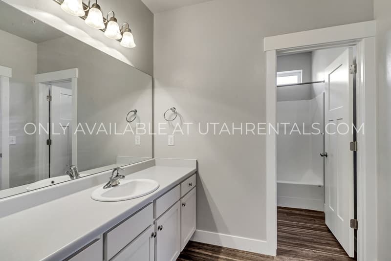 Vineyard Condo: 42 W Silver Springs Dr