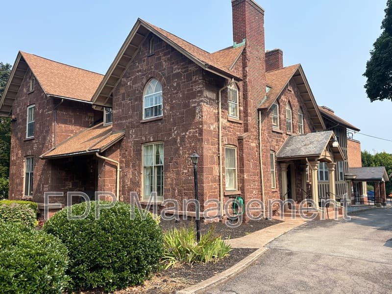 Rochester House: 660 East Avenue