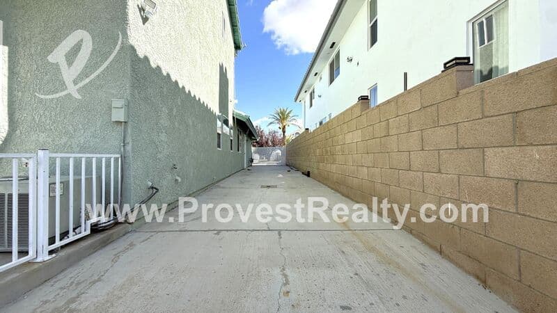 Victorville House: 18064 Mariner Dr