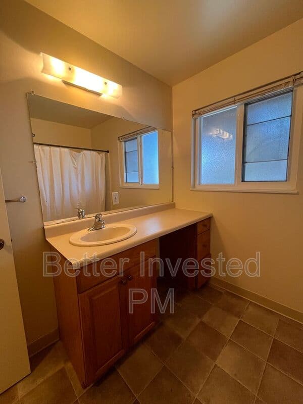 Santa Rosa House: 925 Beaver Ln