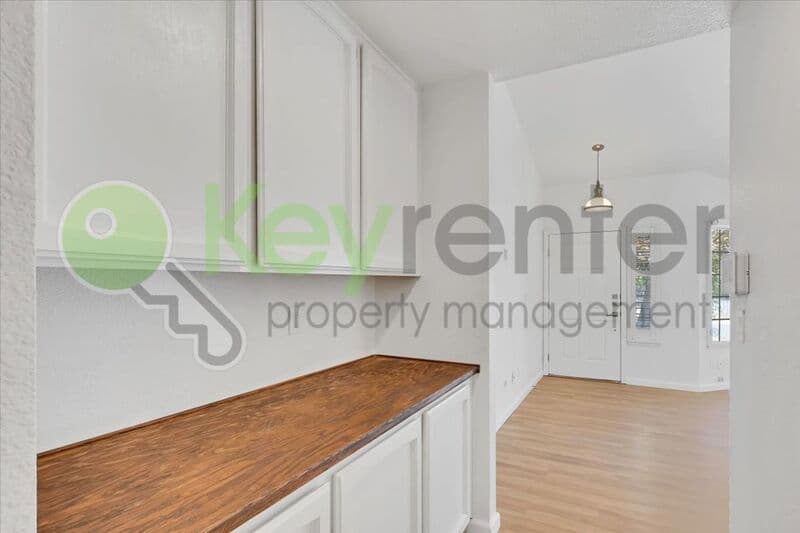 Sacramento House: 8428 Cassatt Way