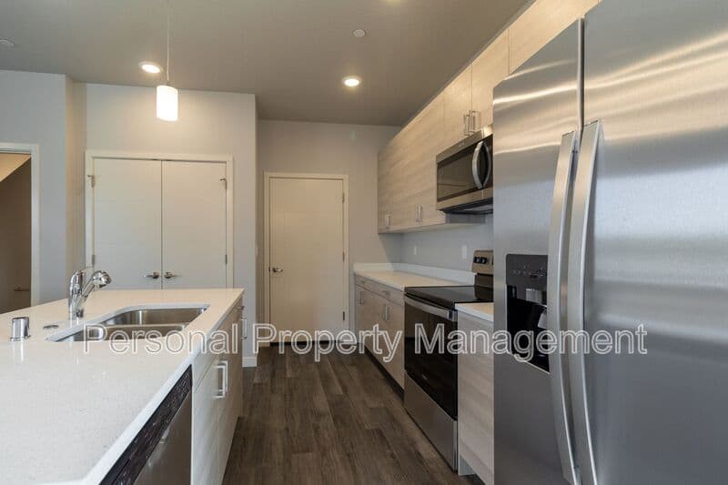 Washougal Townhome: 1815 N R Cir