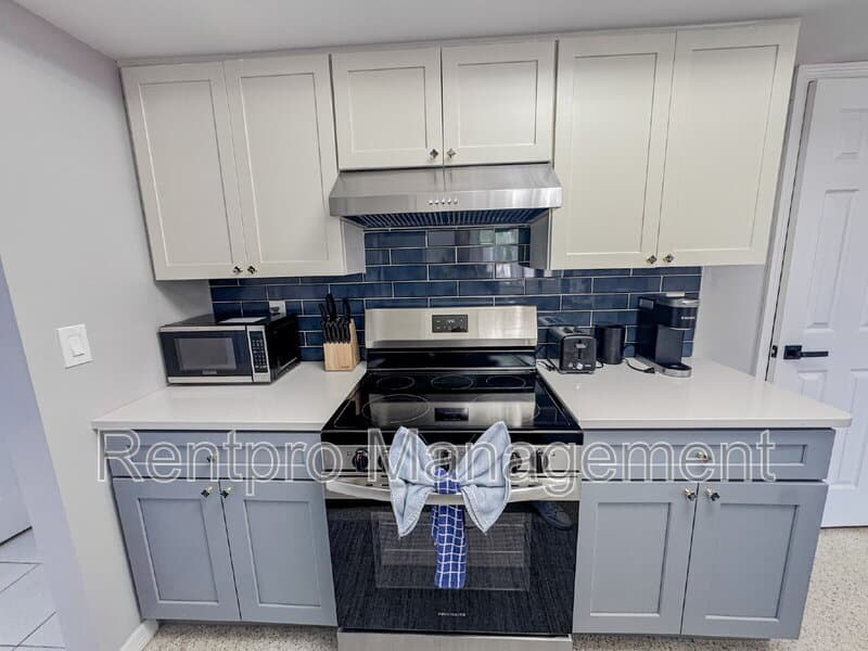 Englewood House: 2825 North Beach Road