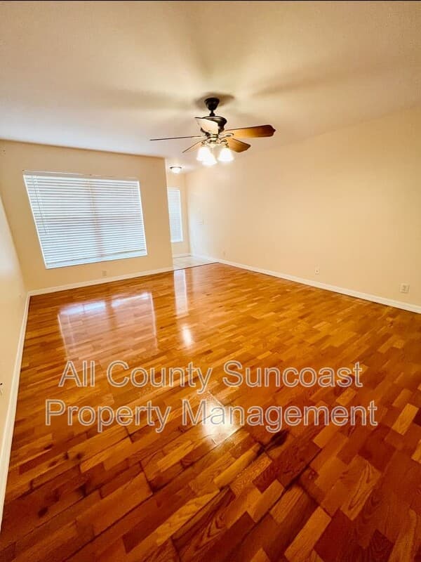 St. Petersburg House: 3872 Mariner Dr