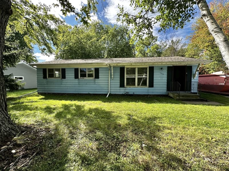 Menasha House: 1216 Meadowview Drive