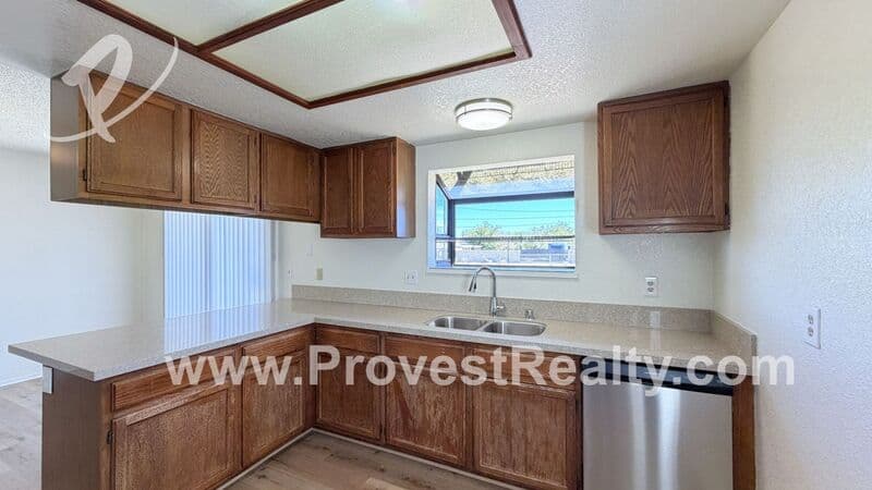 Victorville House: 13269 Llano Rd