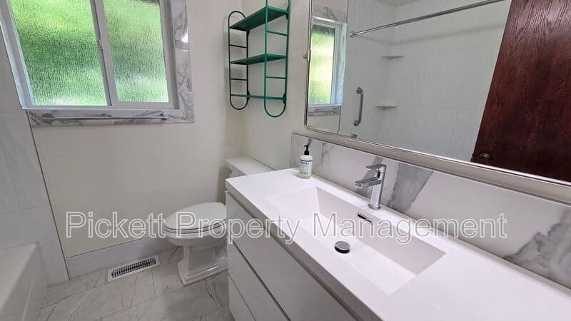 Port Orchard House: 2977 Hoover Ave SE