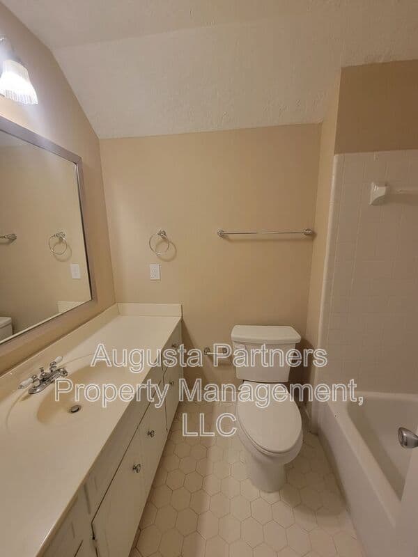 Martinez House: 288 Wakefield Ln S