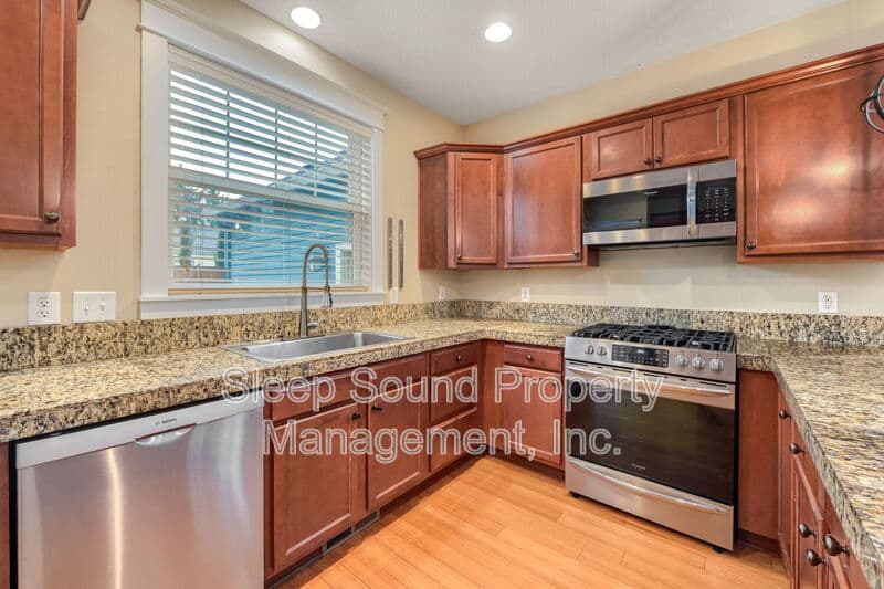 Portland House: 857 N Winchell St