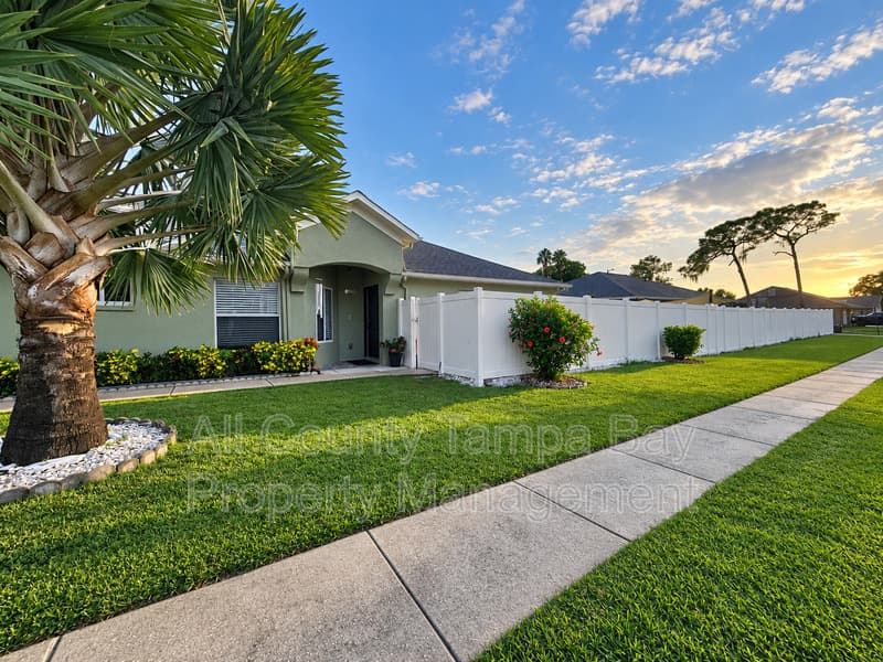 Riverview House: 11747 Lynmoor Dr
