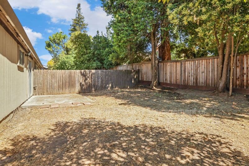 Fair Oaks House: 8128 Deseret Ave
