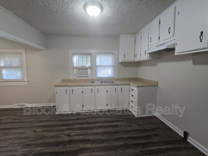 Greensboro House: 3844 Green Point Dr