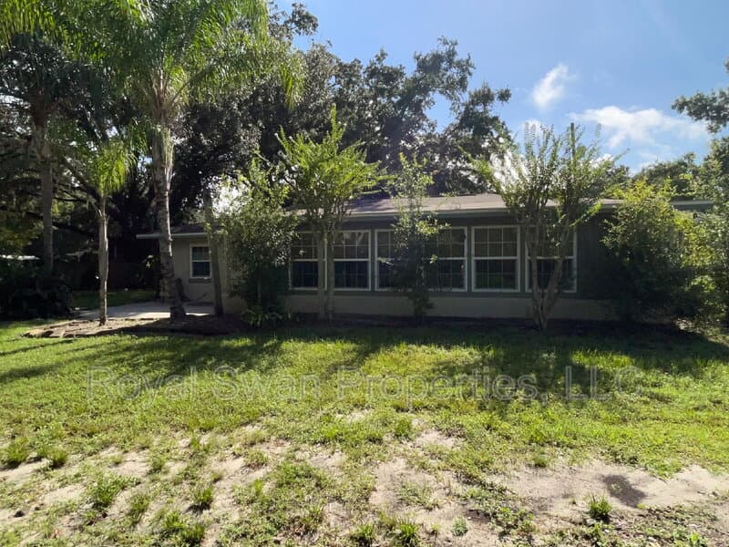 Auburndale House: 222 Lakeview Drive