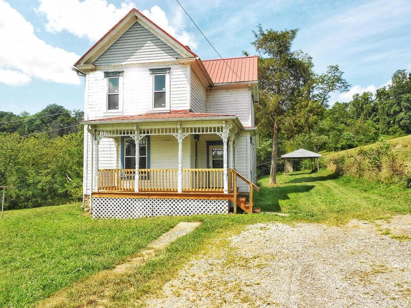 Scenery Hill House: 121 Brady Road