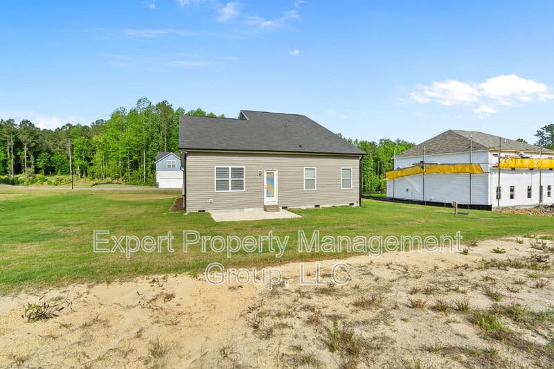 Four Oaks House: 482 Olivia Crossing Court