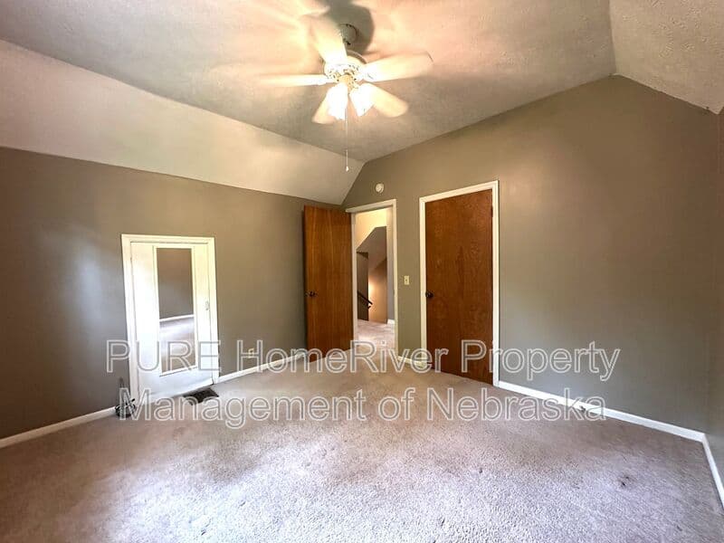 Omaha House: 1009 N 49th Ave