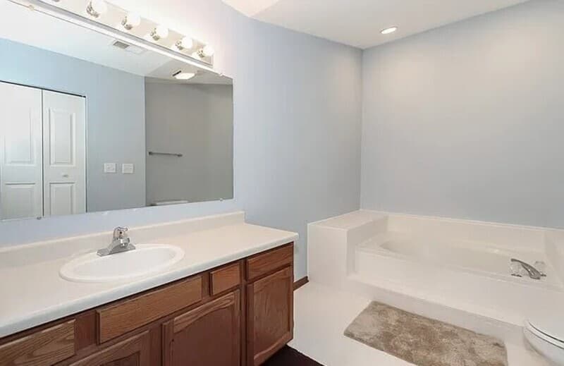 Schaumburg House: 1732 Chesapeake Ln