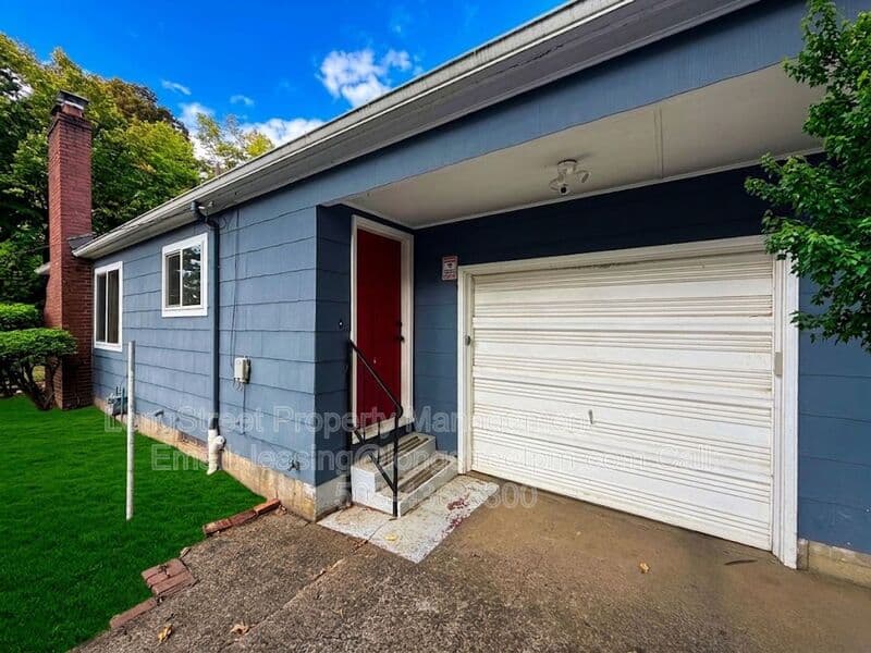 Salem House: 390 23rd St SE